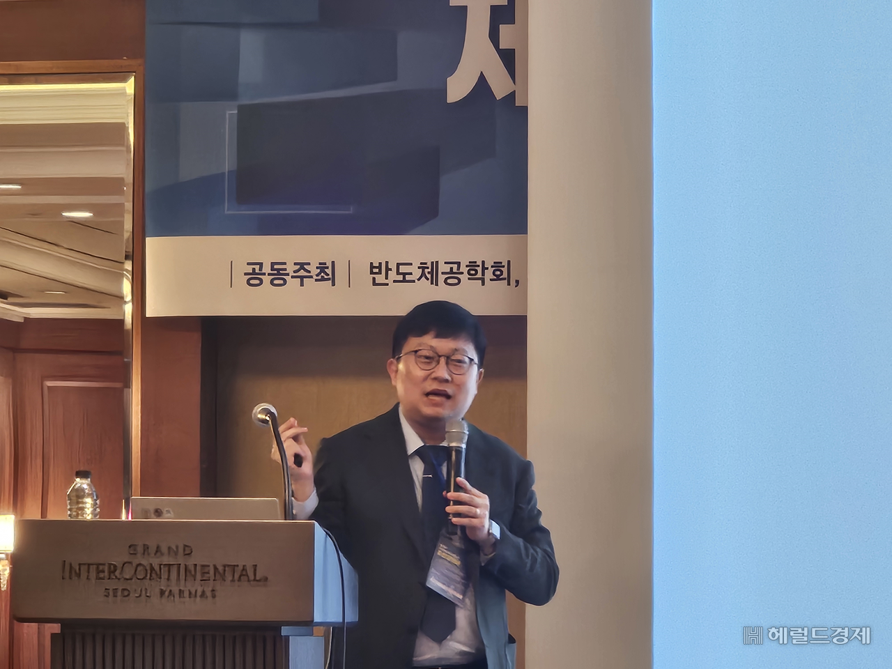 조강원 모레 대표가 11일 서울 강남구 그랜드 인터컨티넨탈 서울 파르나스에서 열린 인공지능반도체포럼 조찬 강연회에서 ‘AI 컴퓨팅 인프라에서 소프트웨어의 중요성’에 대해 강조하고 있다. 김민지 기자