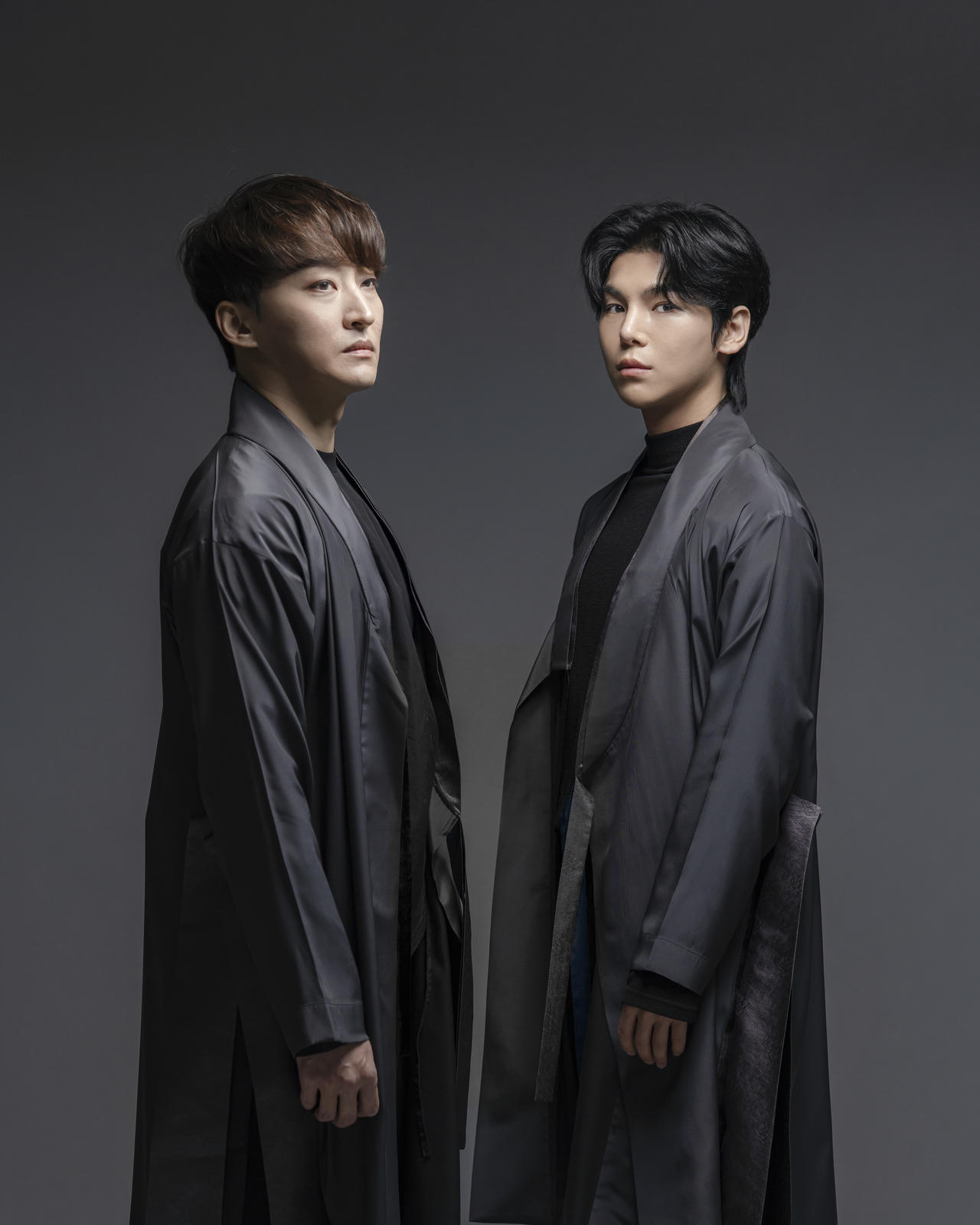 Lee Kwang-bok (left) and Kim Jun-soo portray Suyang and Anpyeong, respectively, in "Boheoja -- The One Who Paces the Void." (National Dance Company of Korea)