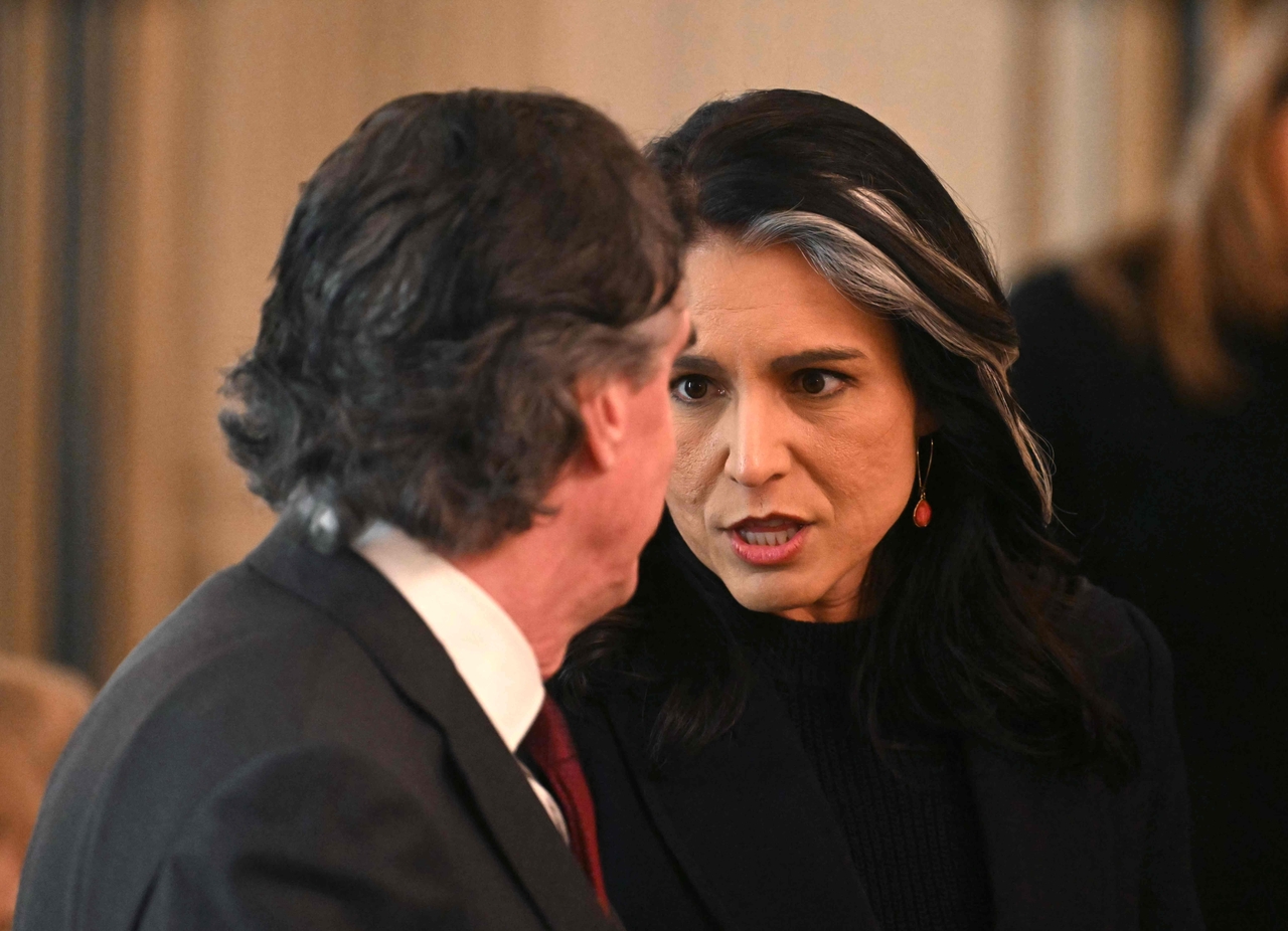 Director of National Intelligence Tulsi Gabbard (right) speaks with US Secretary of the Interior Doug Burgum, as they attend the Governors Working Session at the White House in Washington, Feb. 21. (AFP)
