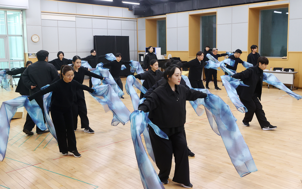Actors rehearse a scene from "Boheoja -- The One Who Paces the Void." (Yonhap)