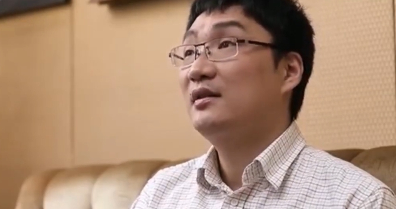 황정 PDD홀딩스(핀둬둬) 창업자가 2007년 전자상거래 회사 ‘오쿠’를 세웠을 당시 중국 언론사와의 인터뷰를 가지고 있다. [레딧]
