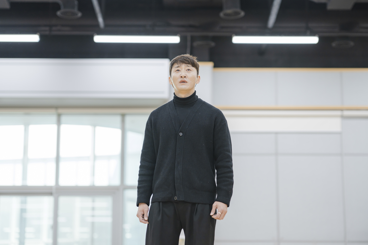 Lee Kwang-bok rehearses a scene from "Boheoja -- The One Who Paces the Void" (National Dance Company of Korea)