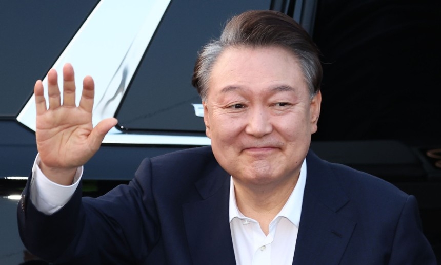 서울구치소에서 석방된 윤석열 대통령이 8일 서울 한남동 관저 앞에 도착, 차량에서 내려 지지자들을 향해 인사하고 있다. [연합]