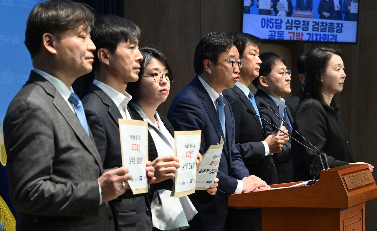 더불어민주당을 비롯한 야 5당 의원들이 10일 오전 서울 여의도 국회 소통관에서 심우정 검찰총장 공동 고발 기자회견을 하고 있다. 이상섭 기자
