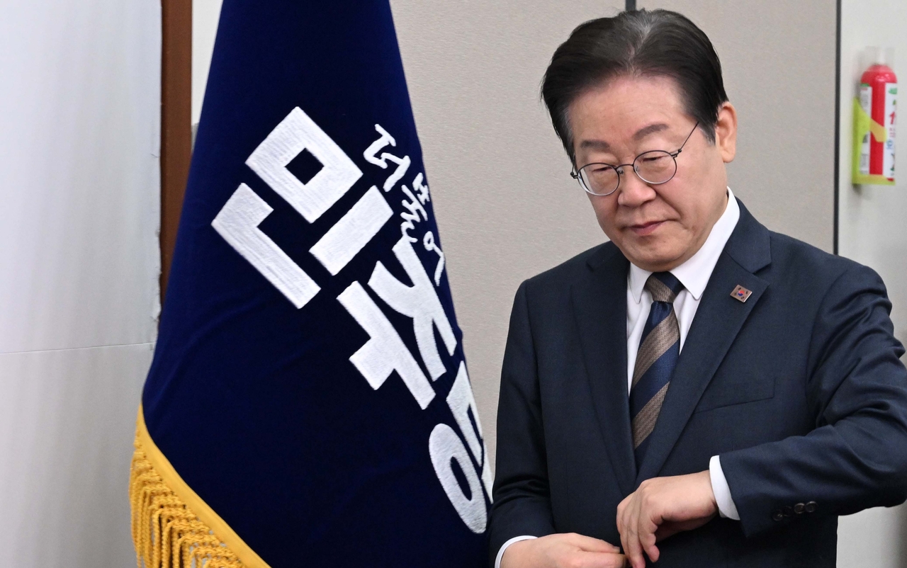 이재명 더불어민주당 대표. 사진은 지난 10일 오전 서울 여의도 국회에서 열린 최고위원회의에 참석하는 모습. 이상섭 기자