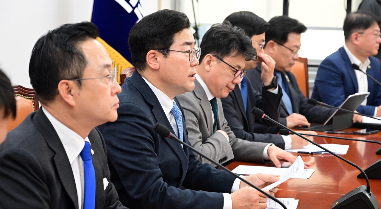 박찬대 더불어민주당 원내대표가 11일 오전 서울 여의도 국회에서 열린 원내대책회의에 참석해 모두발언하고 있다. 이상섭 기자