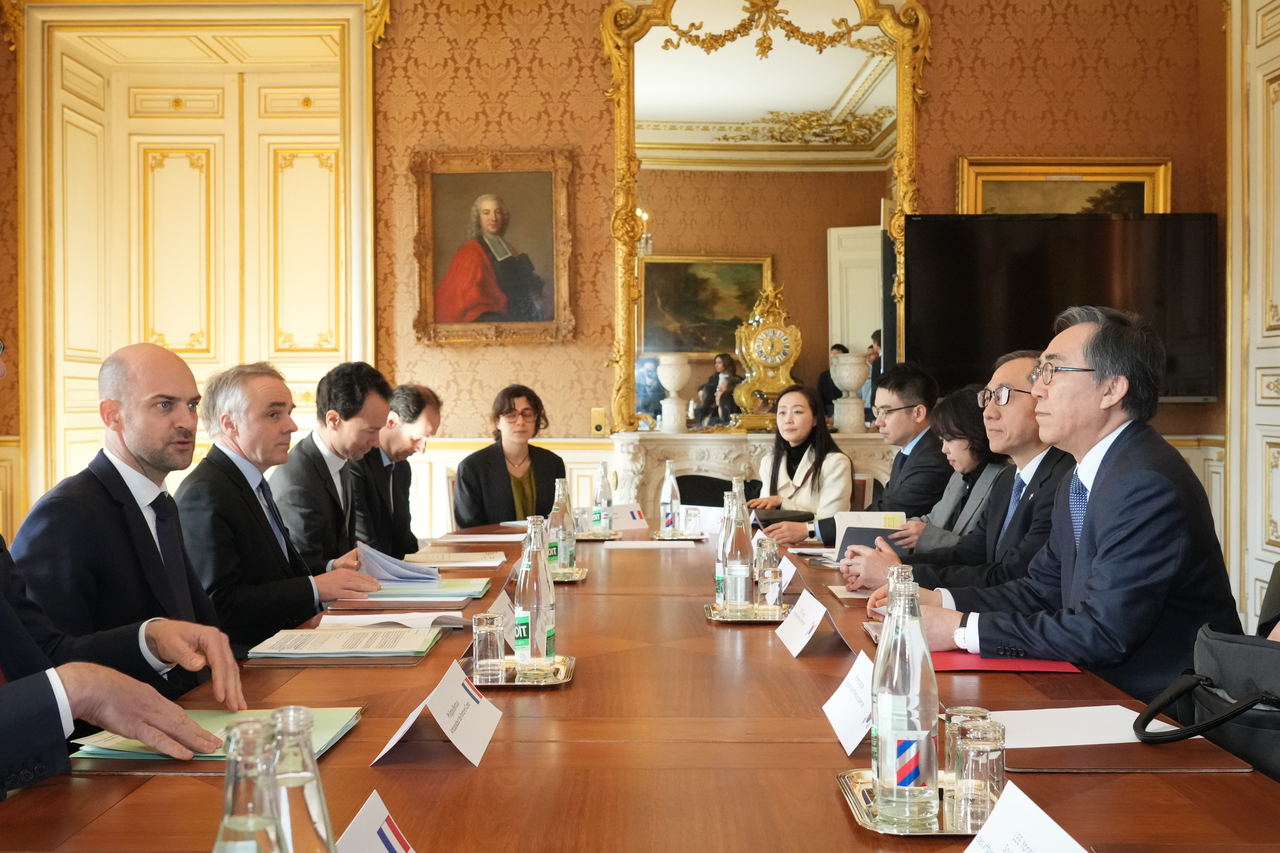 South Korean Foreign Minister Cho Tae-yul (right) and Jean-Noel Barrot (left), minister for Europe and foreign affairs, met in Paris on Friday for the fifth France-South Korea strategic dialogue. (Foreign Ministry)