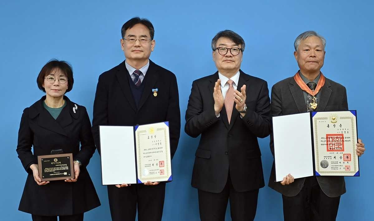 호남대, 퇴직교원 정부포상 전수식·공로패 수여식