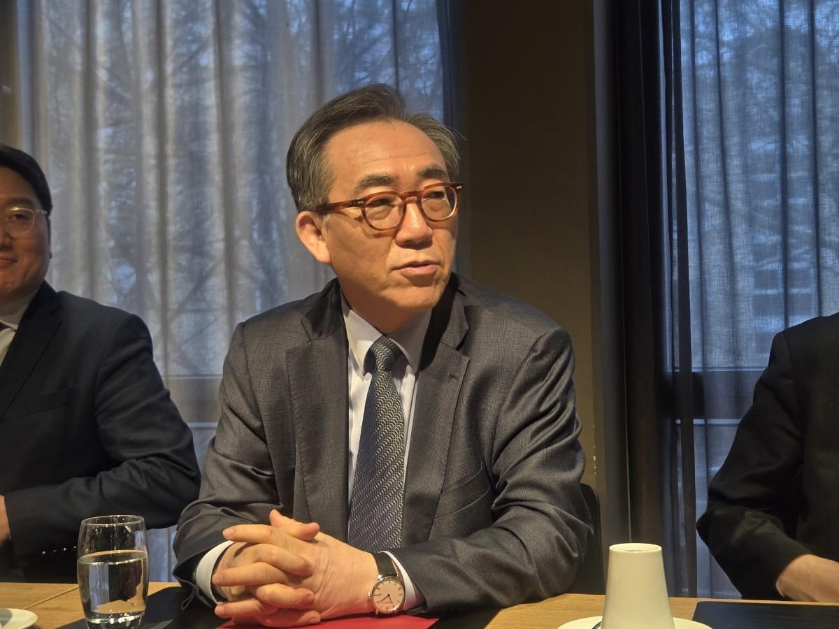 Foreign Minister Cho Tae-yul speaks with South Korean reporters after attending the Munich Security Conference in Germany on Feb. 16. (Yonhap)