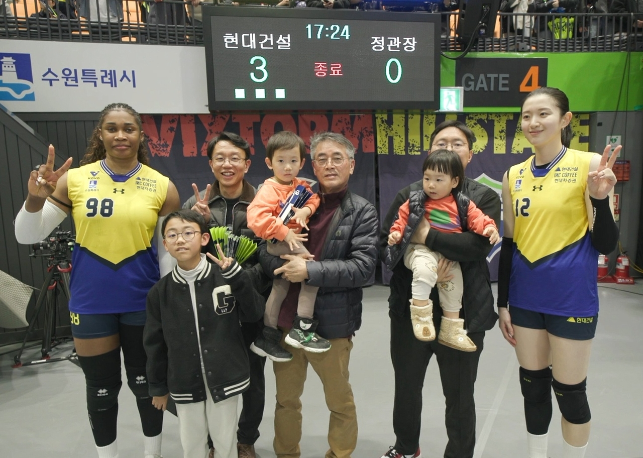힐스테이트 입주고객들이 현대건설 배구단 모마(맨 왼쪽)·이다현(맨 오른쪽) 선수와 기념사진을 촬영하고 있다.  [현대건설 제공]