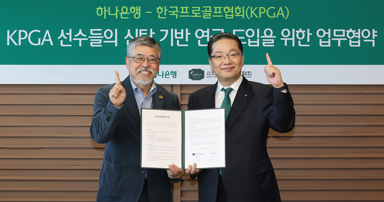 이호성(오른쪽) 하나은행장과 김원섭 한국프로골프협회 회장이 협약식에서 기념촬영하고 있다. [하나은행 제공]