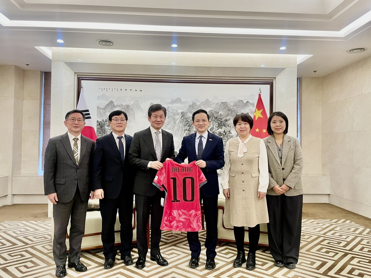 정몽규 HDC그룹 회장(왼쪽 세 번째)은 지난 5일 다이빙 주한 중국대사를 만나 HDC그룹과 중국과의 우호적 협력관계 강화를 강조했다. 사진 왼쪽부터 정경구 HDC현대산업개발 대표, 김회언 HDC 대표, 정 회장, 다이빙(戴兵) 주한 중국대사. [HDC현대산업개발 제공]