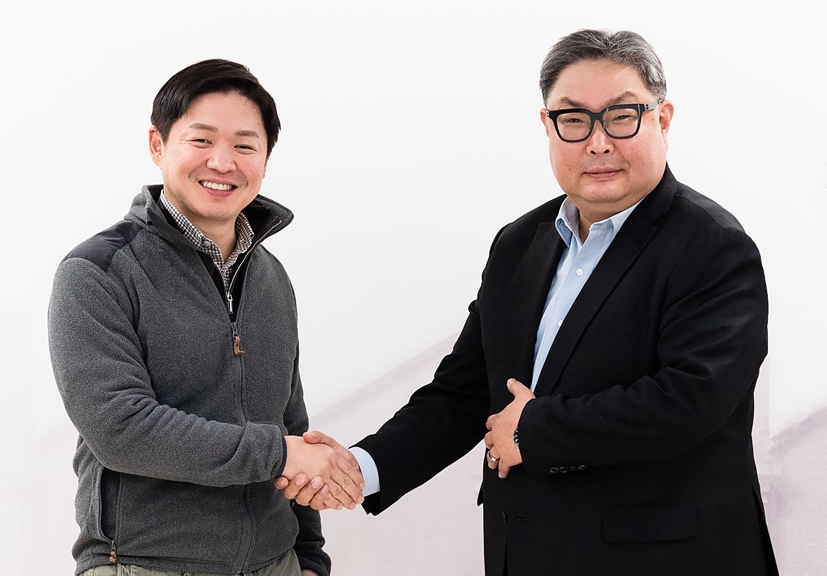 SK Networks President and Chief Operating Officer Choi Sung-hwan (left) and Kwon Oh-hyung, president of APAC at Qualcomm Technologies, pose for a photo after having a meeting in Seoul in December. (SK Networks)