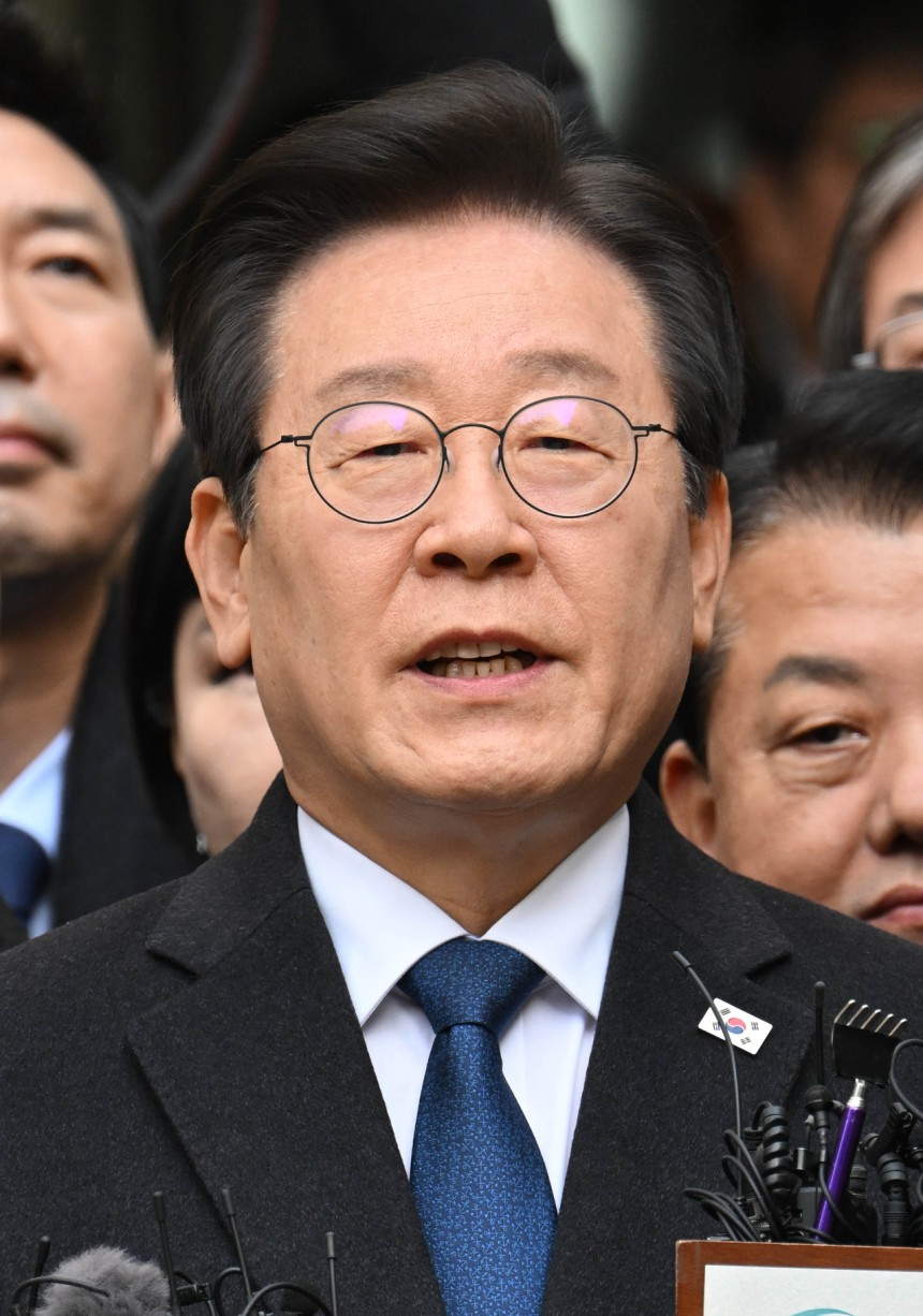 이재명 더불어민주당 대표가 지난해 11월 서울 서초구 서울중앙지법에서 열린 위증교사 사건 1심 선고 공판을 마친 뒤 법원을 나서고 있다. 임세준 기자