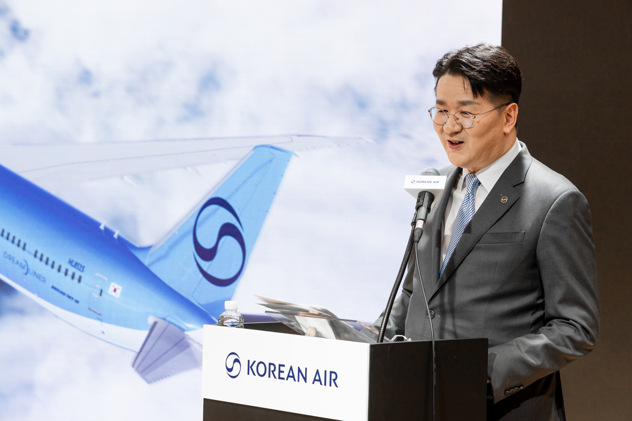 Walter Cho, chair and CEO of Hanjin Group and Korean Air, announces Korean Air's new corporate identity at Korean Air headquarters in Incheon, Tuesday. (Korean Air)
