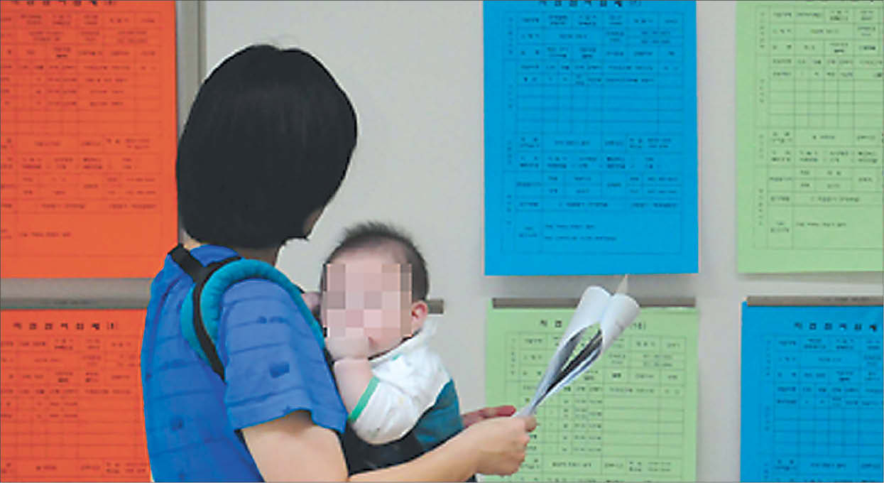 한 여성 구직자가 구인게시판 앞에서 취업 공고문을 살펴보고 있다.  [연합]