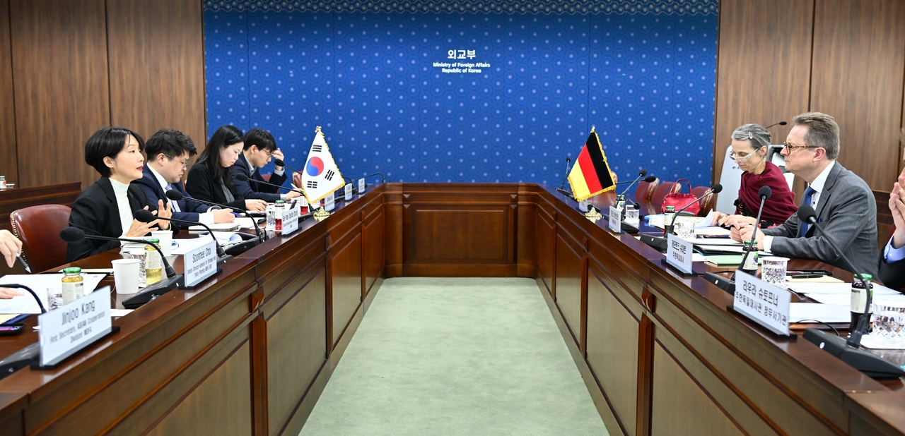 Eui-hae Cecilia Chung, Special Representative for the Indo-Pacific Region, and Frank Hartmann, Director General for Asia and the Pacific at the German Federal Foreign Office, convened the first-ever Korea-Germany Indo-Pacific Dialogue at the Foreign Ministry building in Seoul on Monday. (Foreign Ministry)