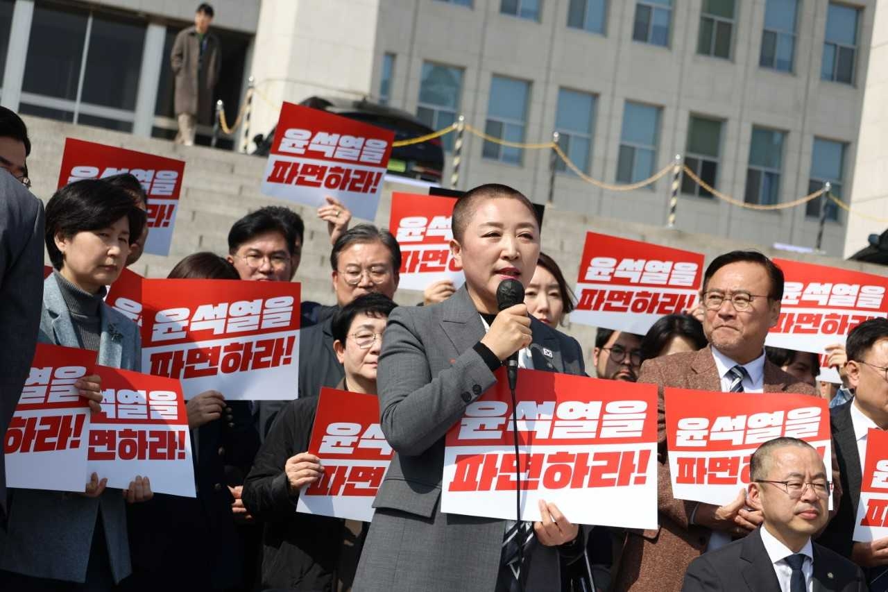 더불어민주당 전진숙 의원(광주북구을, 국회 보건복지위원회·여성가족위원회)은 11일 국회 본청 앞 계단에서 ‘윤석열 조기 파면 촉구 삭발식’을 진행하고,