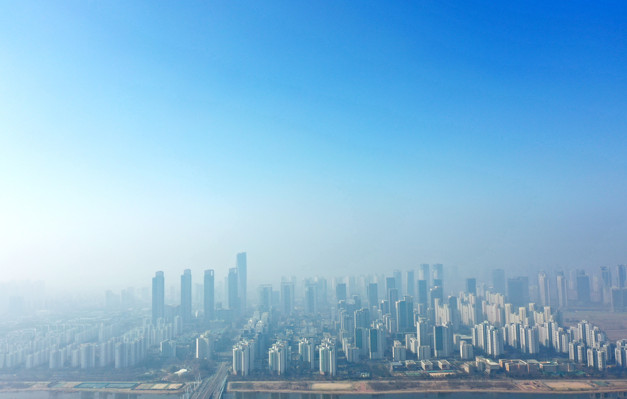 Skies over the Incheon Free Economic Zone are covered in ultrafine dust particles on Tuesday. (Yonhap)