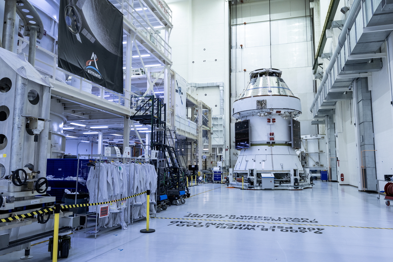 미 항공우주국(NASA)이 플로리다주 케네디우주센터에서 제작 중인 우주선 오리온2호를 지난 7일(현지시간) 공개하고 있다. [EPA]