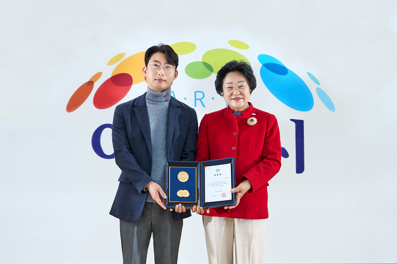 이종성(왼쪽) 시몬스 부사장이 김경희 이천시장에게 나눔문화 확산 유공 표창을 받고 있다. [시몬스 제공]
