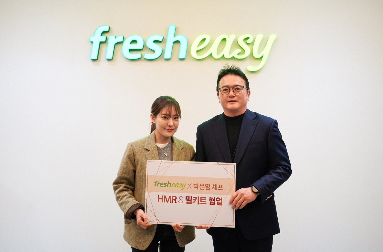 박은영 셰프(왼쪽), 프레시지 이현복 영업 본부장이 협업을 기념해 사진을 촬영하고 있다. [프레시지 제공]