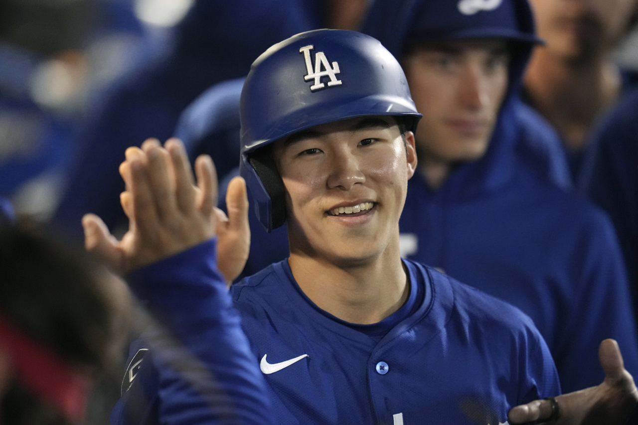 Kim Hye-seong of the Los Angeles Dodgers during a Major League Baseball spring training game against the Seattle Mariners at Peoria Stadium in Peoria, Arizona, on Friday. (AP-Yonhap)