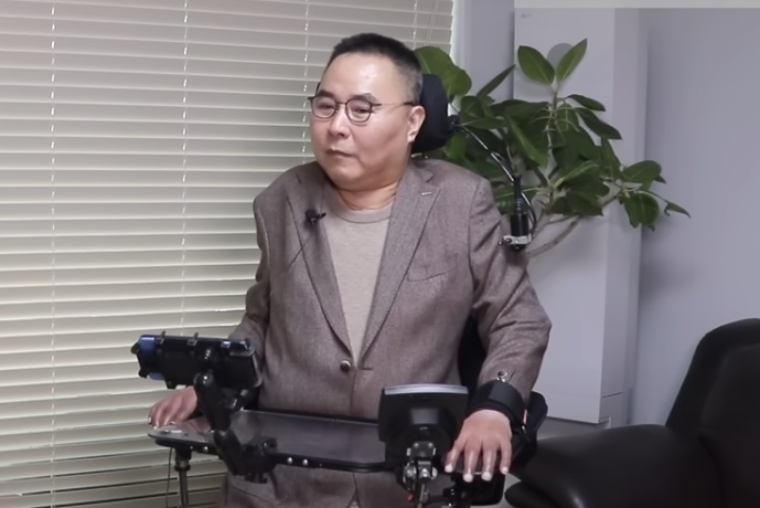 뺑소니 사고를 당한 뒤 부적절한 응급조치로 하루아침에 전신마비가 된 50대 남성의 안타까운 사연이 전해졌다. [유튜브 잼뱅TV]