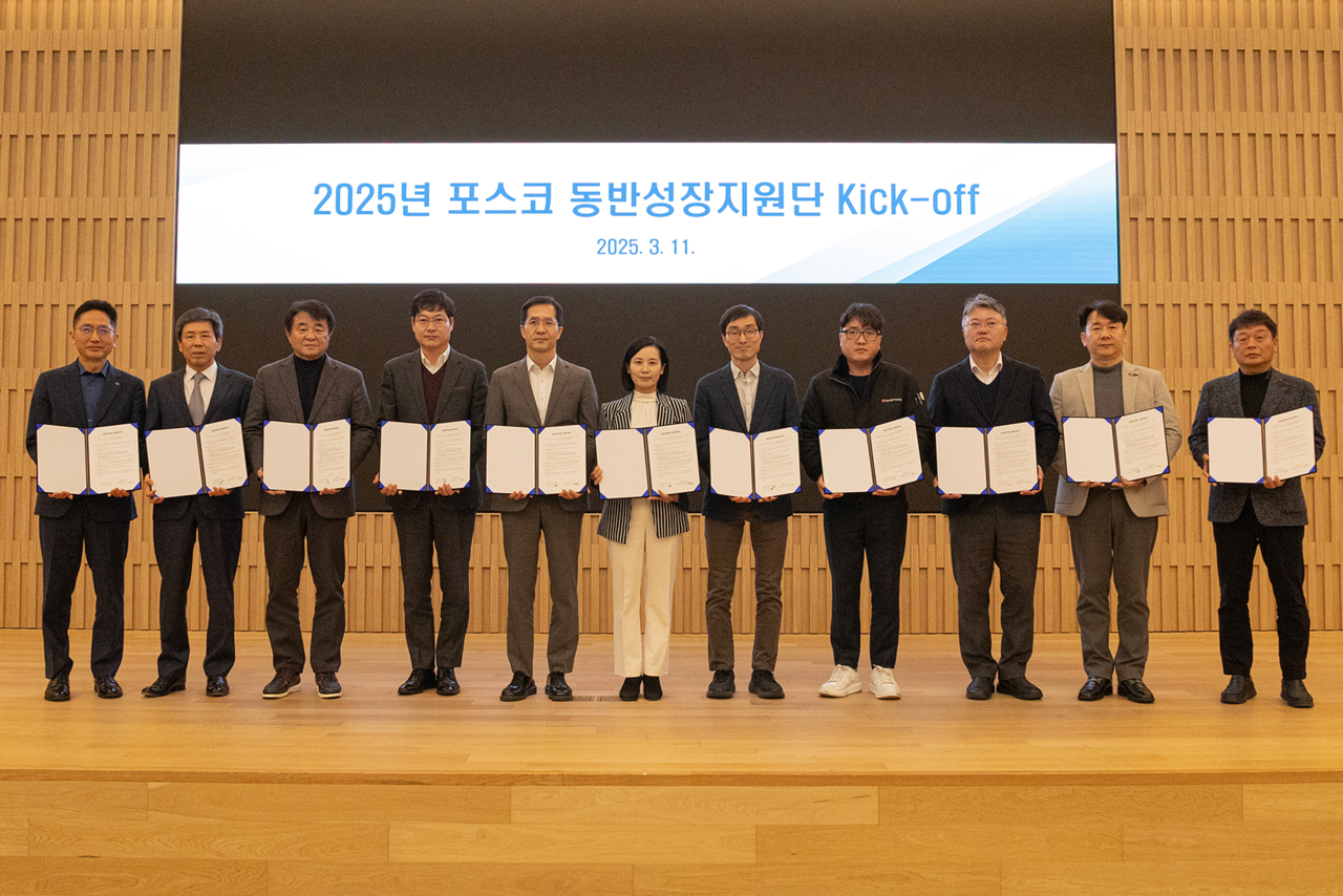 포스코가 11일 체인지업그라운드 포항에서 ‘2025년 동반성장지원단 출범식’을 개최했다. 홍승재(왼쪽부터)  ㈜광우 대표이사, 이병주 세일정기㈜ 대표이사, 윤기석 삼익유공압㈜ 상무, 이강구 ㈜온도기술센테크 이사, 양기덕 시알이노테크 대표이사, 이유경 포스코 구매투자본부장, 박정민 ㈜포엠엔지니어링 대표,  김종현 ㈜제일이피에스 대표이사, 이상훈 ㈜신안주철 대표이사, 박재홍 ㈜티시테크 대표이사, 오현진 한진철관㈜ 부사장 [포스코 제공]