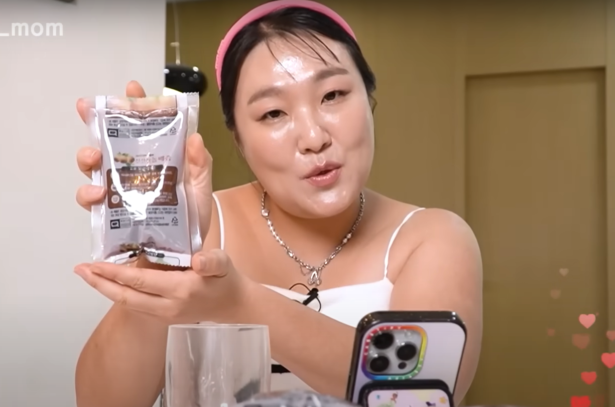 코미디언 이수지가 인스타그램 인플루언서의 공동구매 라이브방송을 재연하고 있다. [유튜브 핫이슈지 갈무리]