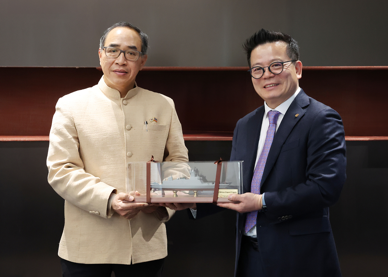 Tanee Sangrat, Thailand's ambassador to South Korea, and Eo Sung-chul, head of Hanwha Ocean's special ship division, during the envoy's visit to the company on Monday. (Hanwha Ocean Co.)