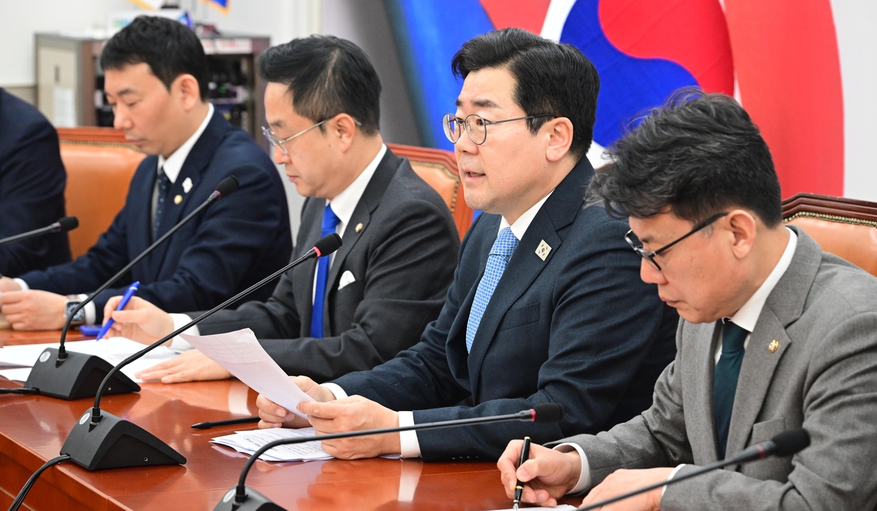 권성동 국민의힘 원내대표와 박찬대 더불어민주당 원내대표가 11일 오전 서울 여의도 국회에서 각각 열린 당 원내대책회의에 참석해 모두발언하고 있다. 이상섭 기자