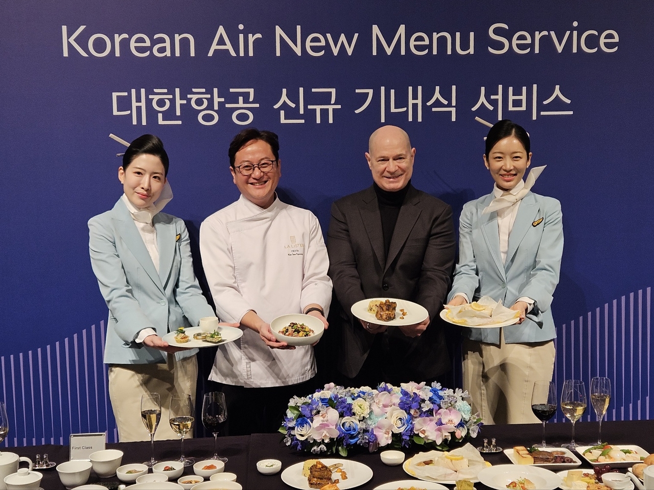 김세경 셰프(왼쪽 두 번째부터)와 데이빗 페이시 부사장이 새로운 기내식을 들고 기념촬영을 하고 있다. 서재근 기자
