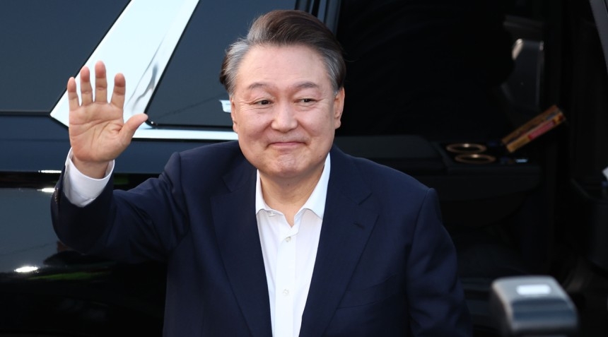 서울구치소에서 석방된 윤석열 대통령이 지난 8일 서울 한남동 관저 앞에 도착, 차량에서 내려 지지자들을 향해 인사하고 있다. [연합뉴스]