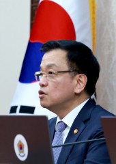 Acting president vows strict measures against violence as Yoon's ruling nears