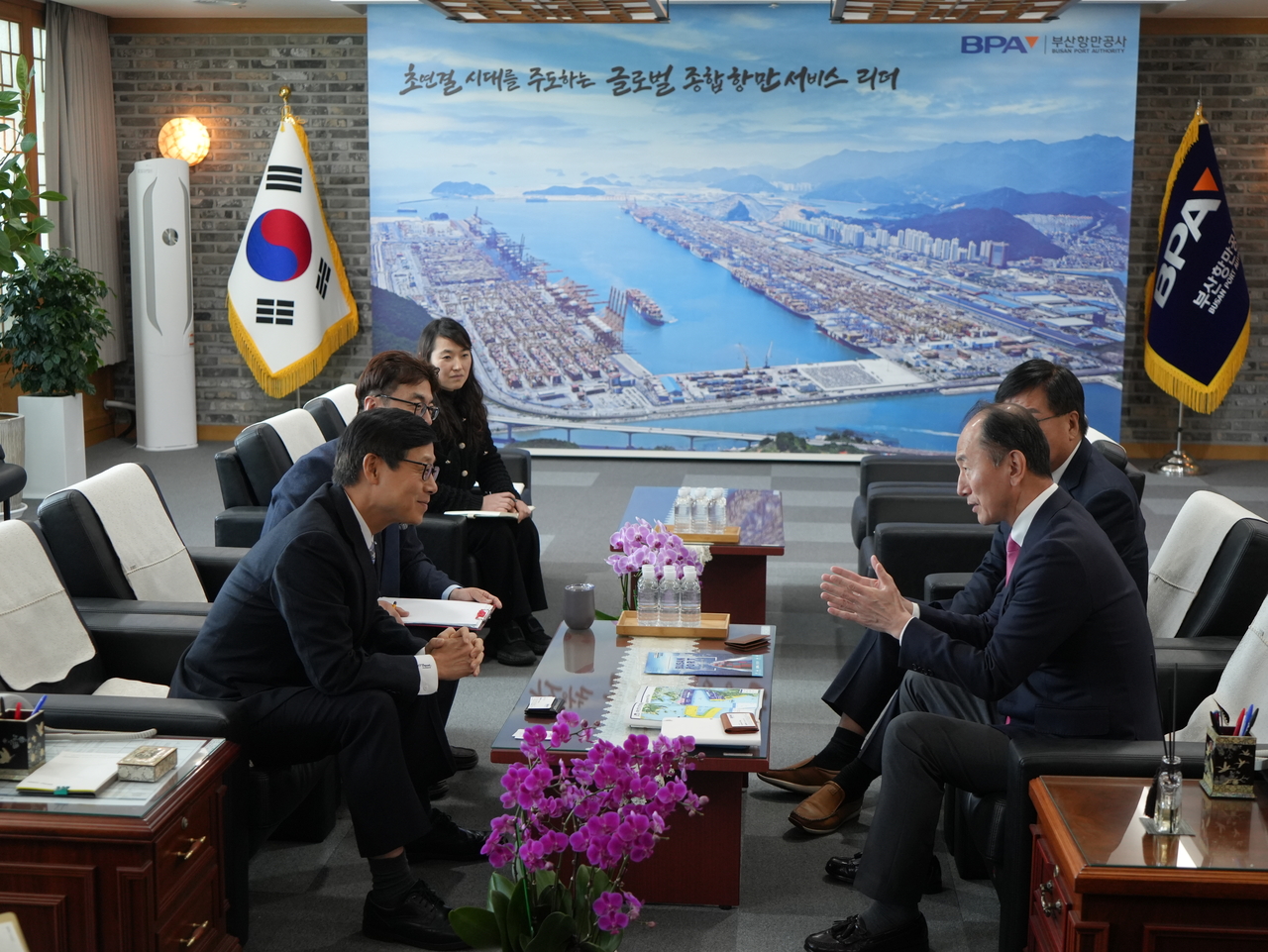 부산항을 방문한 ONE 관계자. [부산항만공사 제공]