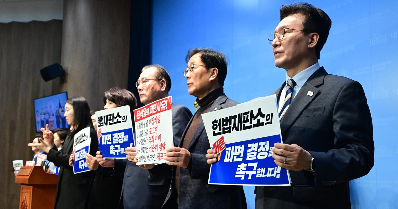 김민석 더불어민주당 의원(왼쪽)을 비롯한 민주당 4선 의원들이 11일 오전 서울 여의도 국회 소통관에서 열린 ‘윤석열 대통령에 대한 헌법재판소의 탄핵을 촉구하는 기자회견에서 피켓을 들고 있다. 이상섭 기자