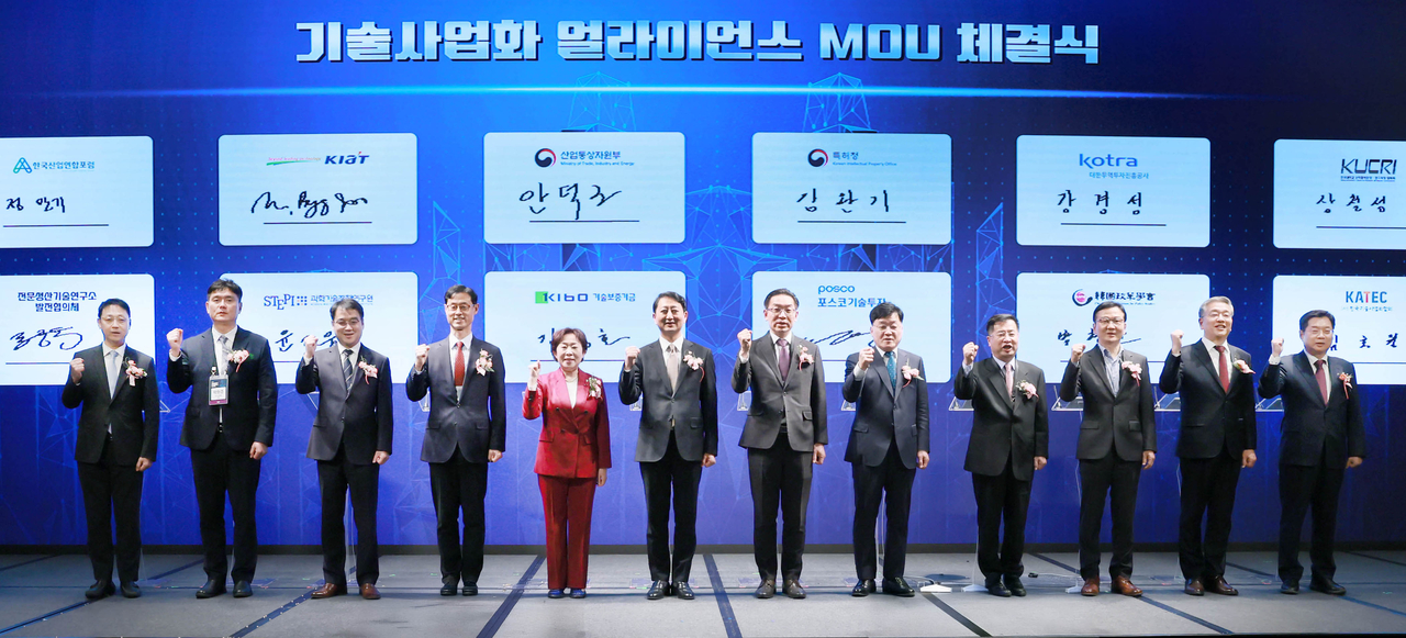 안덕근(왼쪽 여섯번째) 산업통상자원부 장관과 김완기(왼쪽 일곱번째) 특허청장이 10일 서울 동대문구 JW메리어트 스퀘어에서 진행된 기술사업화 얼라이언스 출범식에서 참석자들과 기념촬영을 하고 있다. ［산업통상자원부 제공］