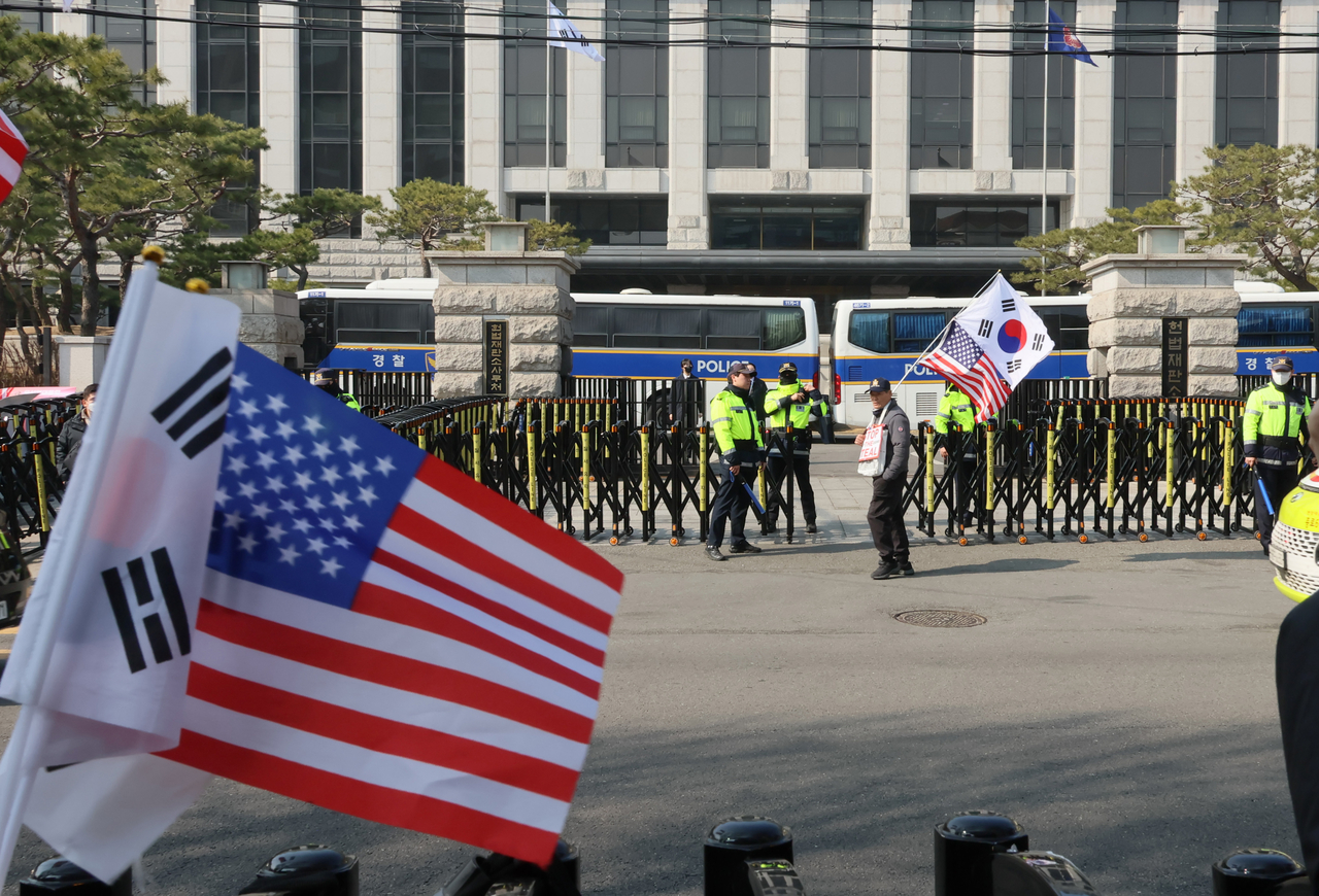 Police are stationed at the Constitutional Court in Seoul's Jongno Ward on Monday. (Yonhap)
