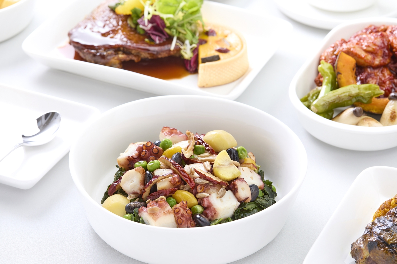 Korean Air's renewed in-flight menu includes stir-fried octopus bibimbap. (Korean Air)