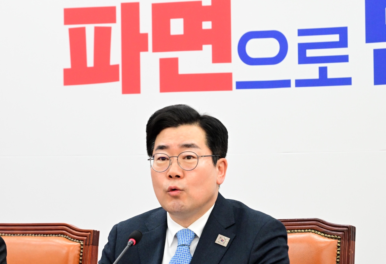 박찬대 더불어민주당 원내대표가 11일 오전 서울 여의도 국회에서 열린 원내대책회의에 참석해 모두발언하고 있다. 이상섭 기자