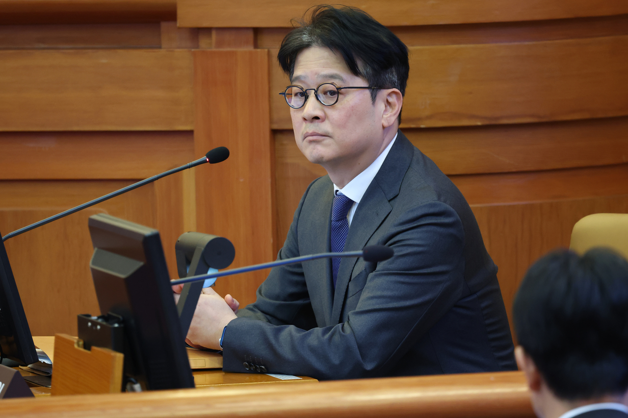 Chief of the Seoul Central District Prosecutors’ Office Lee Chang-soo attends a hearing for his impeachment trial on Feb. 24. (Yonhap)