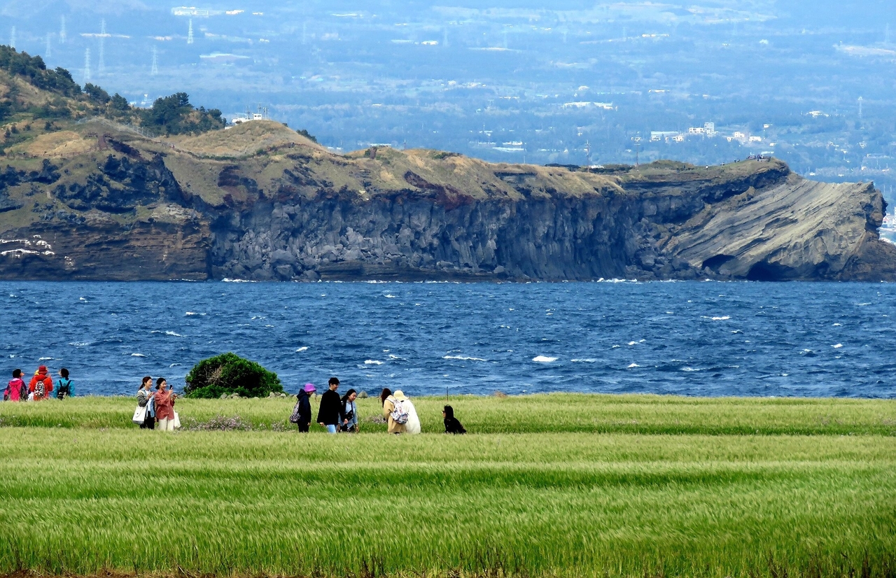 가파도와 제주도 본섬 남쪽 끝 송악산