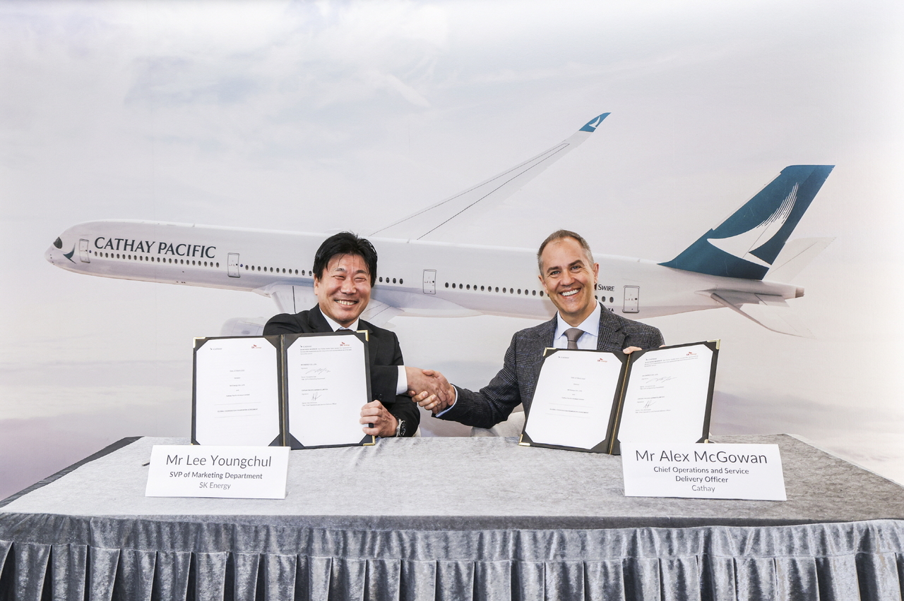 Lee Young-chul (left), senior vice president of the marketing department at SK Energy, shakes hands with Alex McGowan, chief operations and service delivery officer at Cathay Pacific Airways, after a partnership signing event held at the airline's headquarters in Hong Kong earlier this month. (SK Energy)