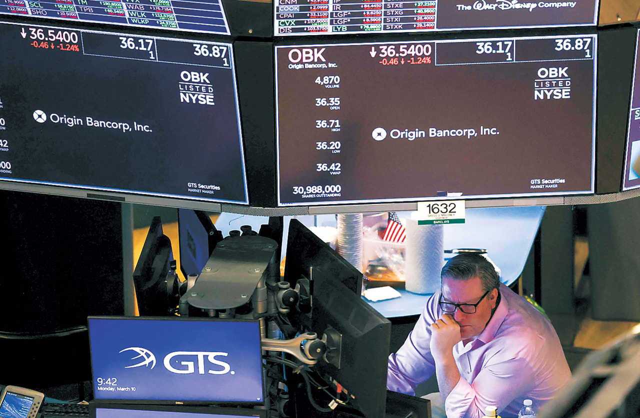 10일(현지시간) 미국 뉴욕시 월스트리트에 위치한 뉴욕증권거래소(NYSE)에서 개장 벨이 울리며 한 트레이더가 거래소에서 업무를 개시하고 있다. 이날 월스트리트 주가는 폭락했으며, 투자자들은 도널드 트럼프 미국 대통령의 관세 정책에 대한 불확실성이 세계 최대 경제 대국을 경기 침체로 몰아넣을 수 있다는 우려를 나타냈다.  [AFP]