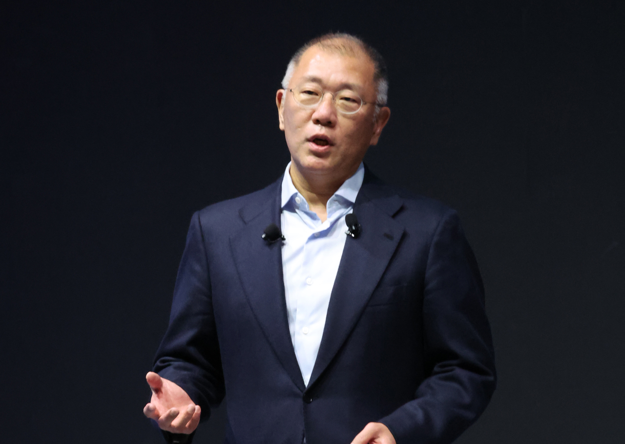 6일 경기 고양시 ‘현대모터스튜디오 고양’에서 열린 2025 신년회에서 정의선 현대차그룹 회장이 신년사를 하고 있다. [연합]