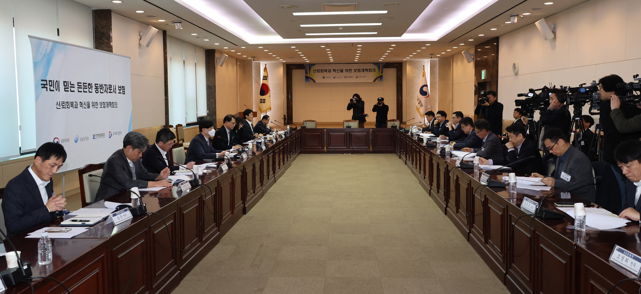 10개월간 진행된 보험개혁회의가 11일 7차 회의를 끝으로 마무리됐다. 보험업계는 민관이 함께 논의할 수 있는 자리가 마련됐다는 점에서 긍정적으로 평가했지만 강화에 따른 재무 부담은 우려스러운 점으로 꼽았다. 사진은 지난 1월 21일에 열린 제6차 보험개혁회의 모습. [연합]