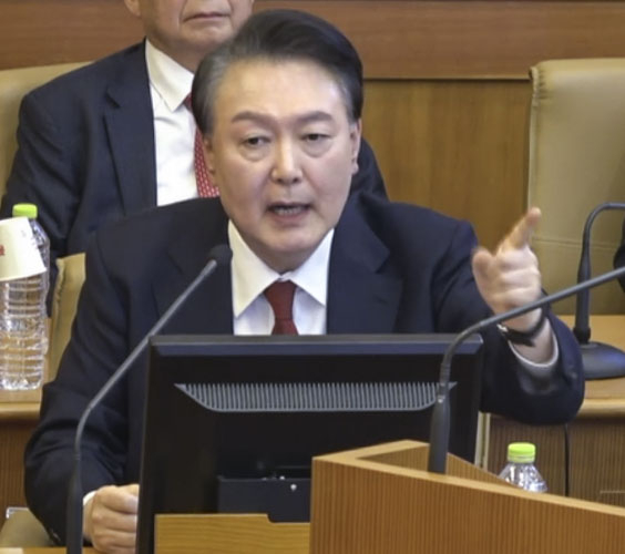 윤석열 대통령이 6일 서울 종로구 헌법재판소에서 열린 윤 대통령 탄핵 심판 6차 변론에서 증인으로 출석한 곽종근 전 육군 특수전사령관의 답변을 들은 뒤 발언을 하고 있다. [헌법재판소 제공]