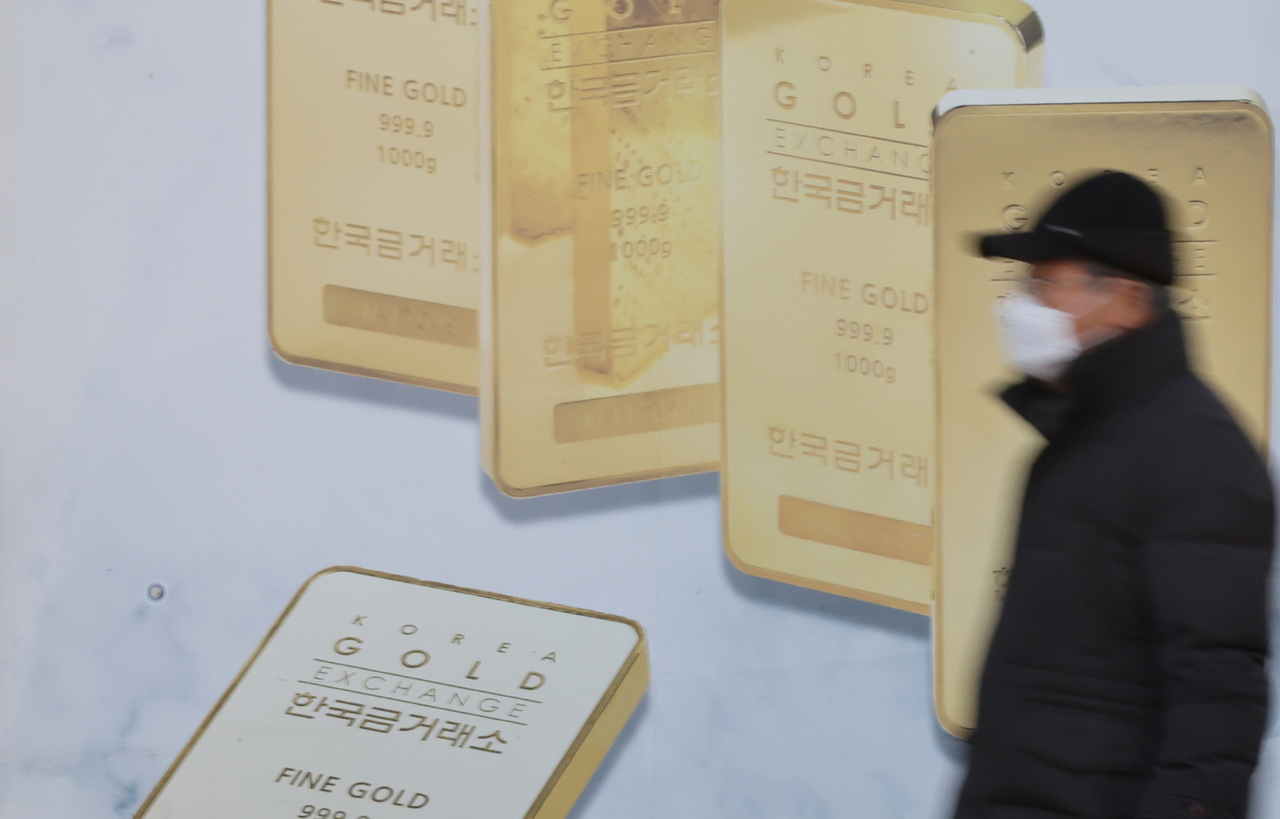 고금리, 강달러 환경에도 금 가격이 고공행진하고 있는 가운데 최근의 금값 상승세는 전통적인 경제 변수보다는 불확실성 확대에 주로 기인한다는 분석이 나온다. 금은 안전자산이나 최근 변동성이 큰 만큼 적정 비중 하에 중장기 투자가 적합하다는 제언이다. 사진은 서울 종로구 한국금거래소 모습 [연합]