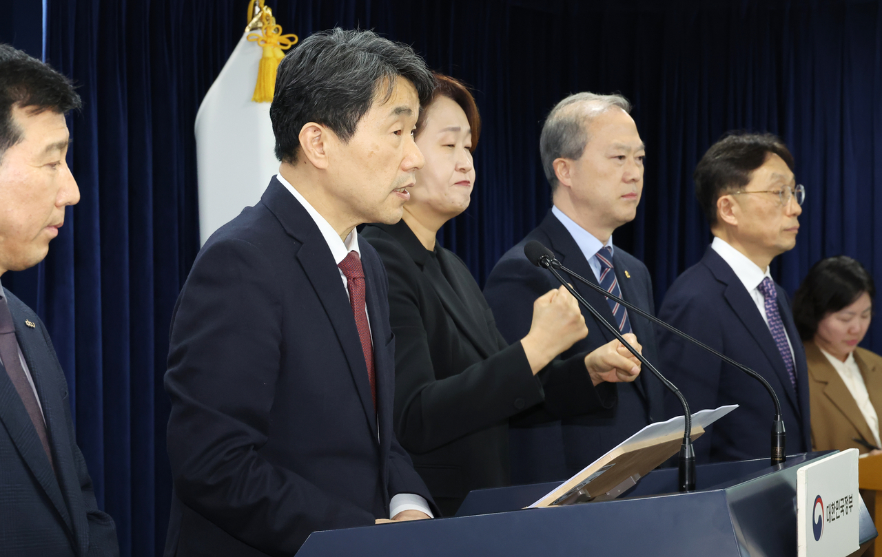 이주호 부총리 겸 교육부 장관이 의과대학 선진화를 위한 총장협의회 회장단 양오봉 전북대 총장, 이해우 동아대 총장, 한국의과대학의학전문대학원협회 이종태 이사장 등과 7일 서울 종로구 정부서울청사에서 학생 복귀 및 의대교육 정상화 브리핑을 하고 있다. <연합>